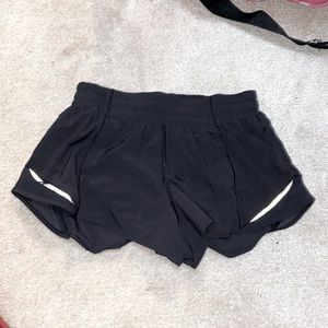 lululemon 2.5 low rise hotty hot shorts size 4 black